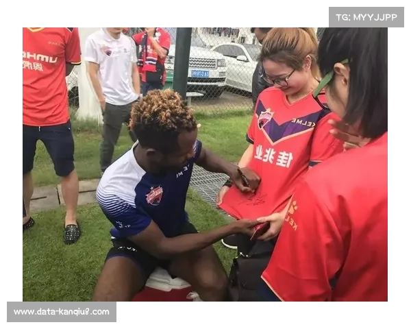 意甲俱乐部开放日吸引万名球迷，青少年训练营名额抢手